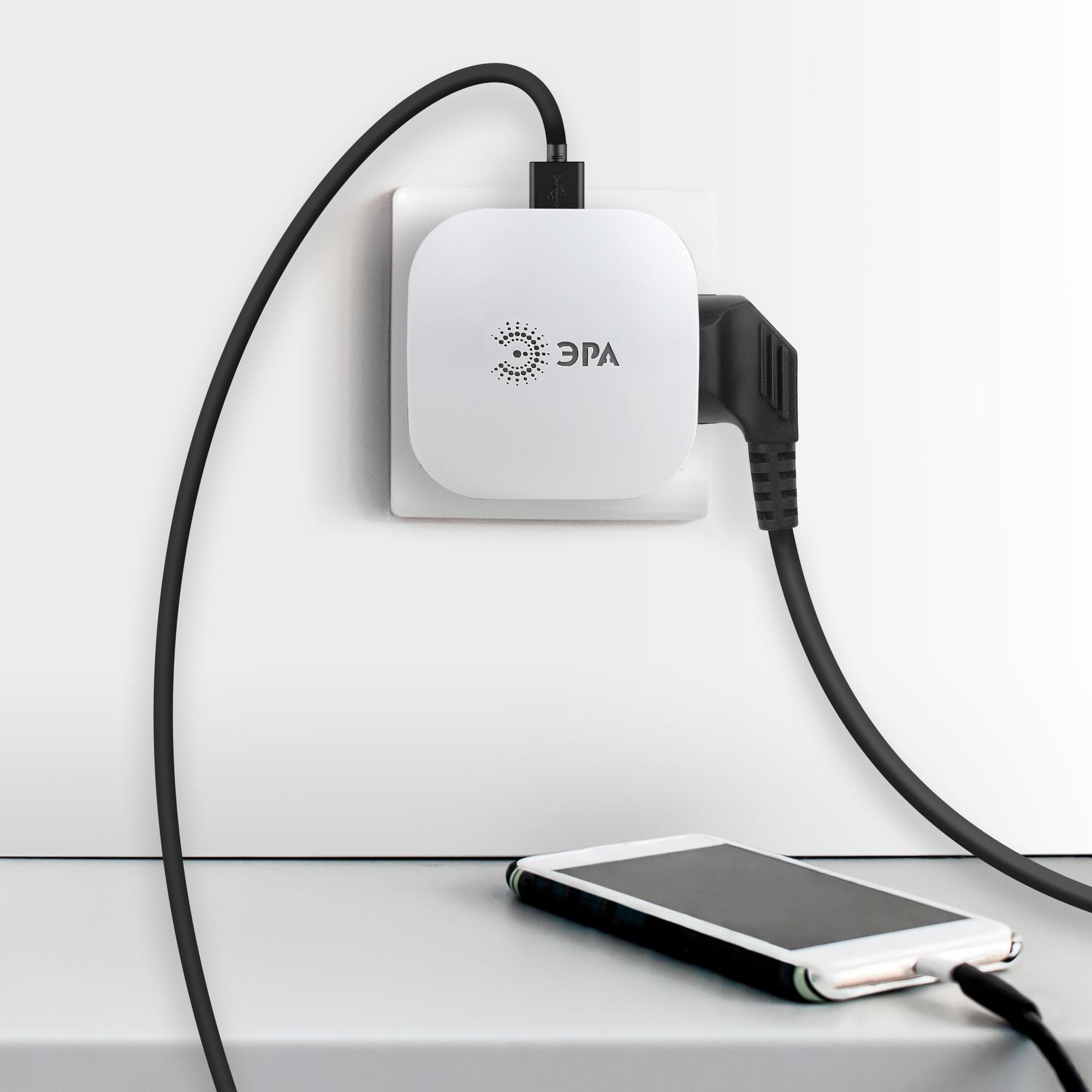 Тройник 3 гнезда 220V + 2xUSB 2000mA, c заземл, со шт белый 6/36/864 SP-3e-USB-2A