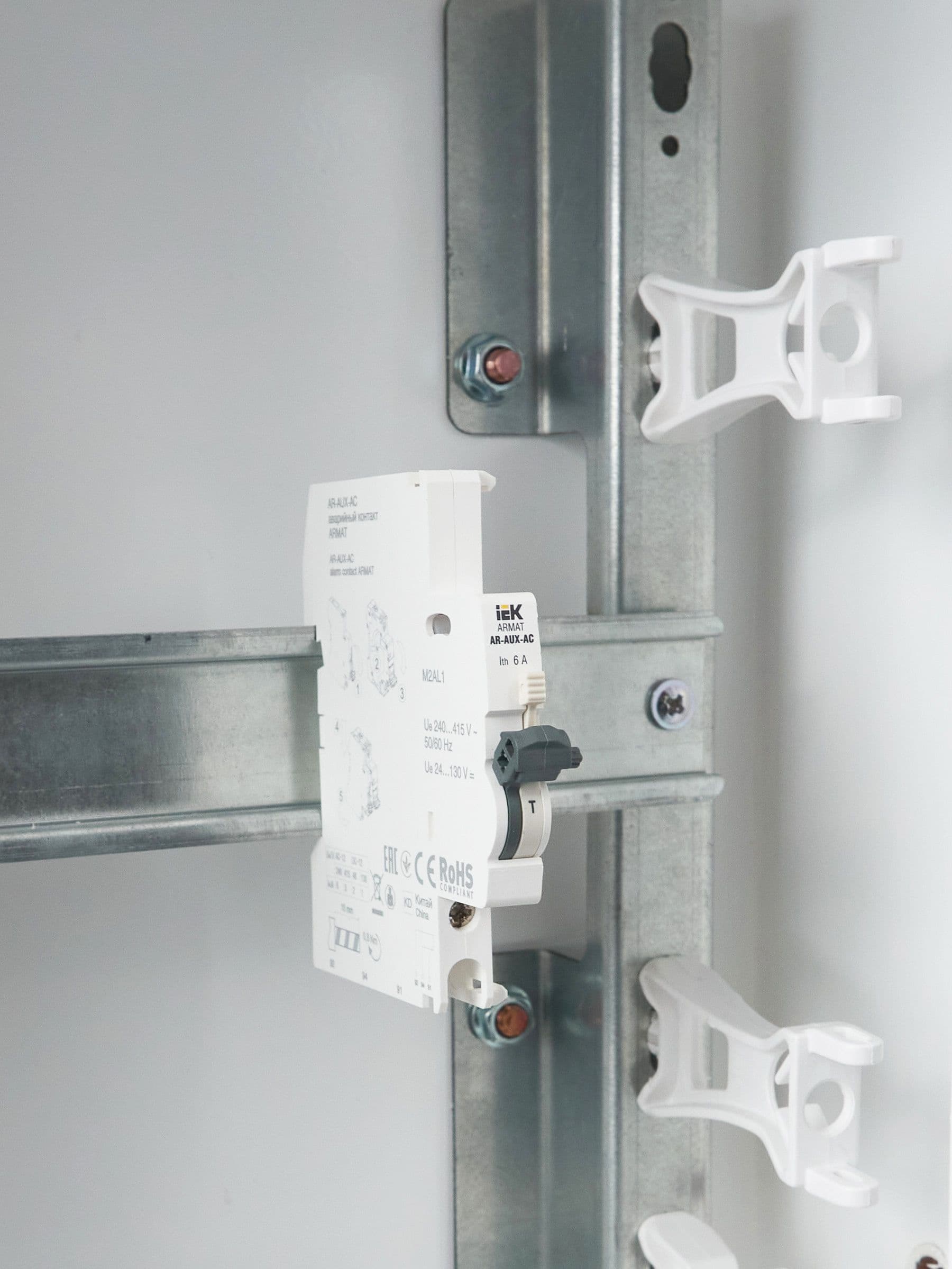 ARMAT Аварийный контакт AR-AUX-AC 240...415В IEK