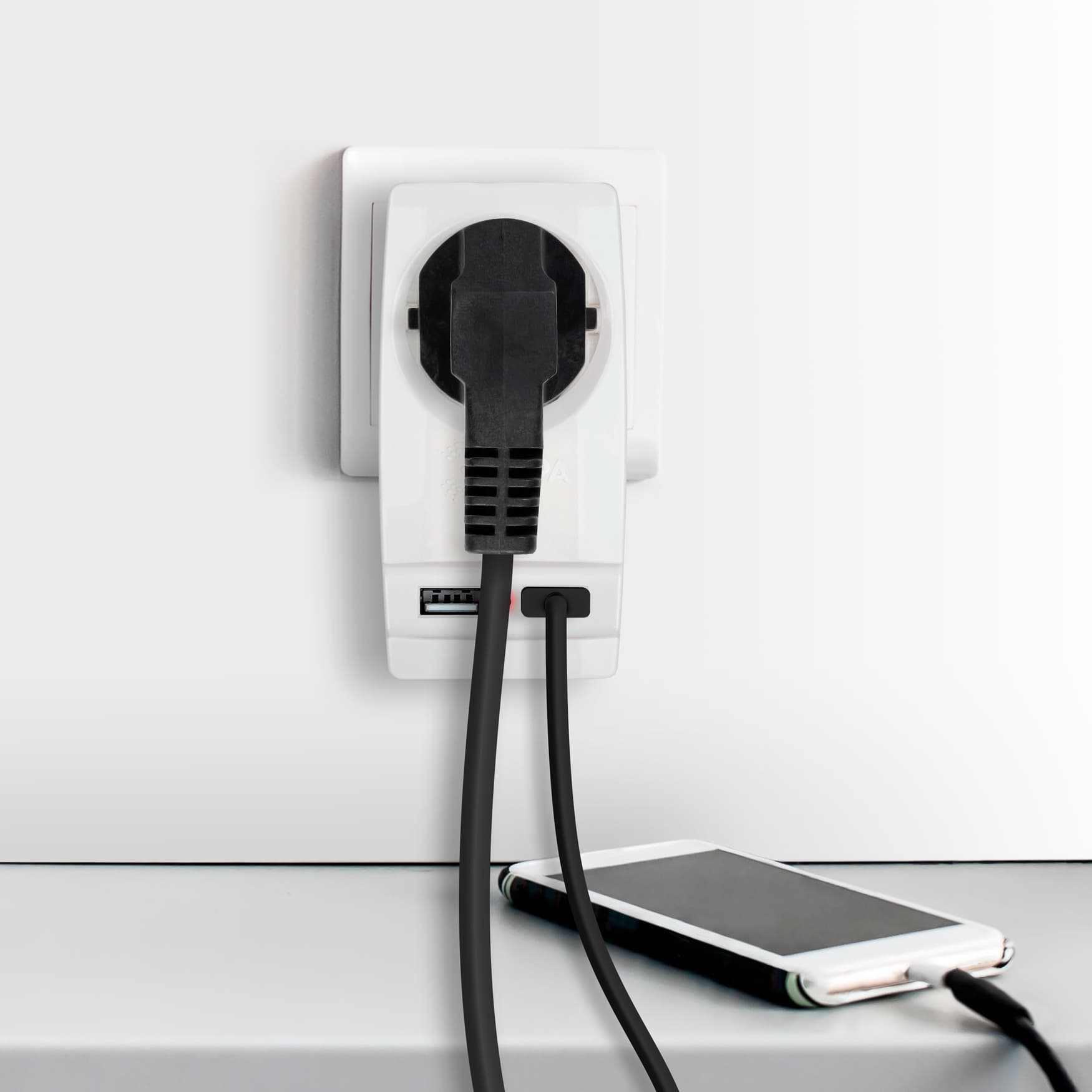 Адаптер ''Polynom'' 1гн 220V + 2xUSB 2100mA, c заземл, (белый) (10/60/1440) SP-1e-USB-W''