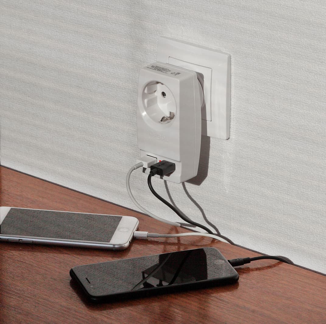Адаптер ''Polynom'' 1гн 220V + 2xUSB 2100mA, c заземл, (белый) (10/60/1440) SP-1e-USB-W''