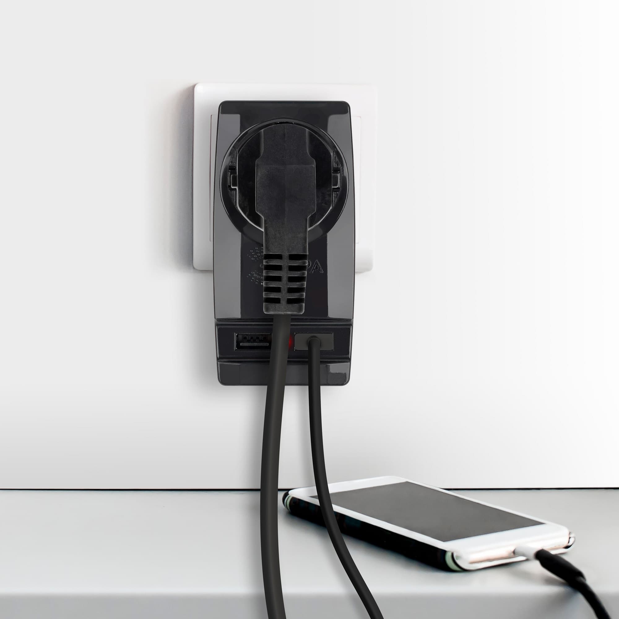 Адаптер ''Polynom'' 1гн 220V + 2xUSB 2100mA, c заземл, (черный) (10/60/1440) SP-1e-USB-B ''