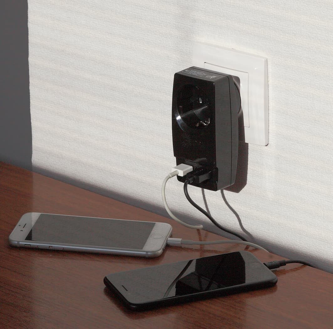 Адаптер ''Polynom'' 1гн 220V + 2xUSB 2100mA, c заземл, (черный) (10/60/1440) SP-1e-USB-B ''