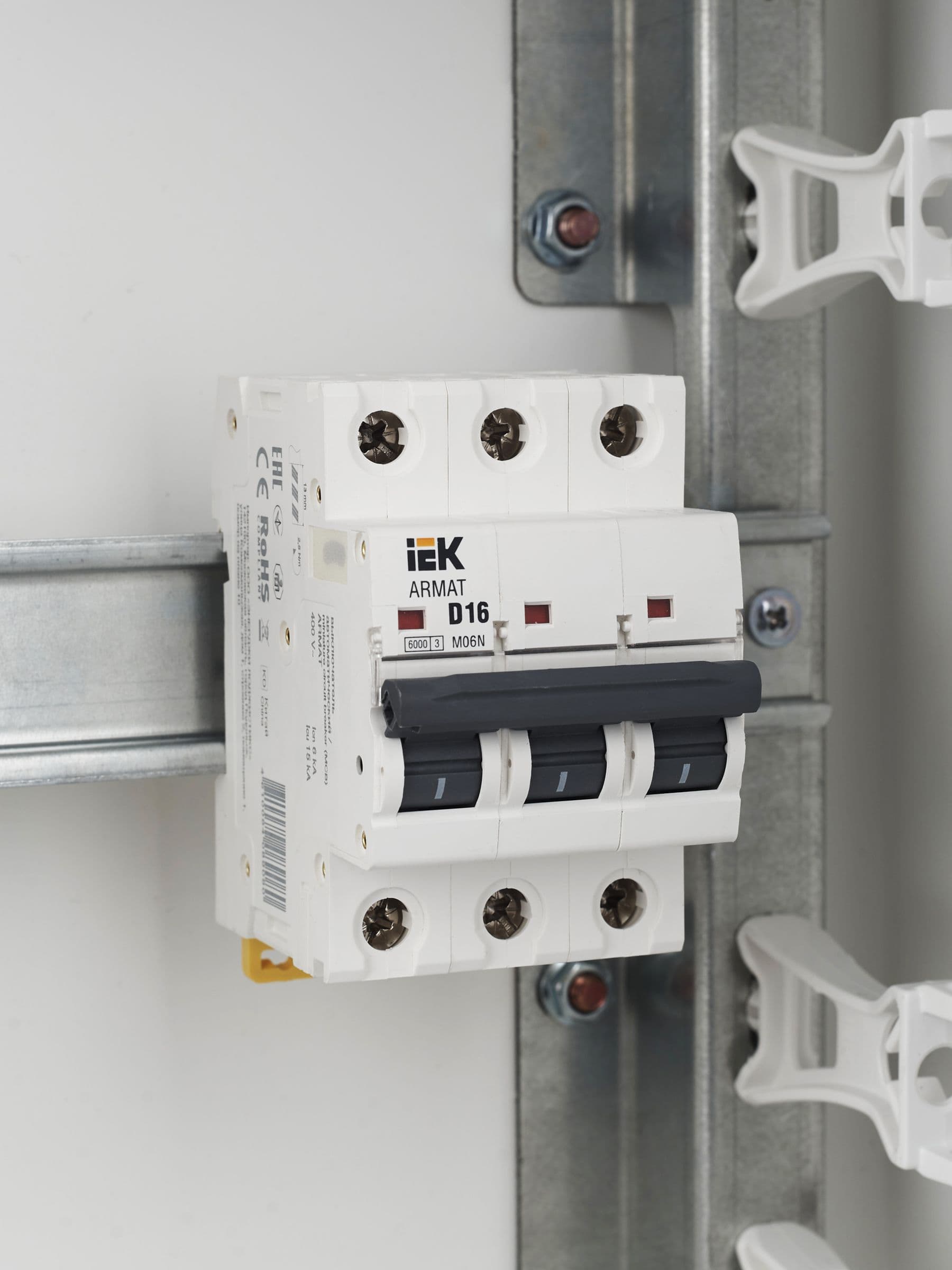 ARMAT Автоматический выключатель M06N 3P D 16А IEK