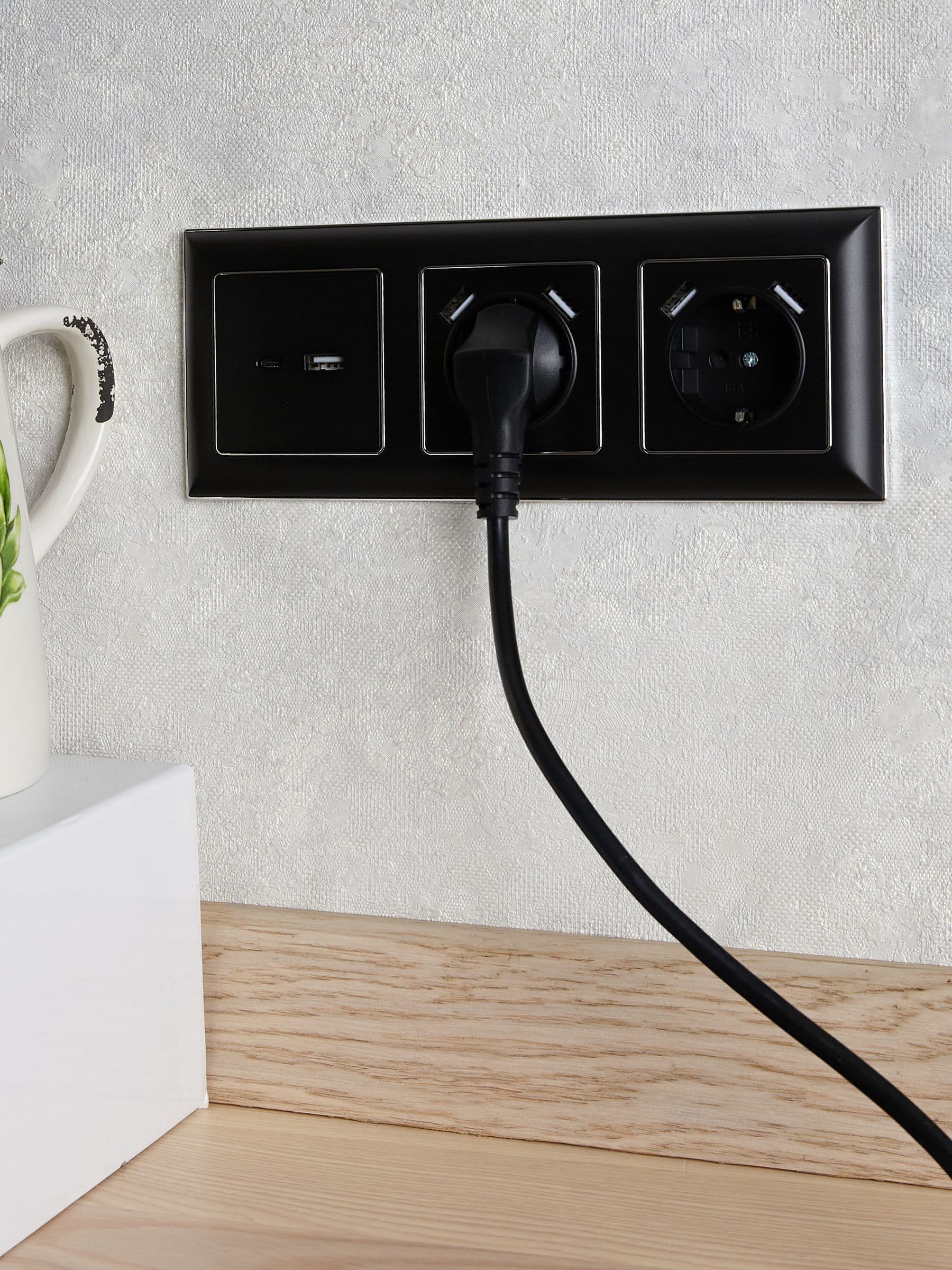 BRITE Розетка USB A+C 18Вт РЮ11-1-БрЧ черный IEK